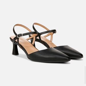 6.5 Naturalizer Black sling back kitten heel. Super Comfortable! . Never worn.